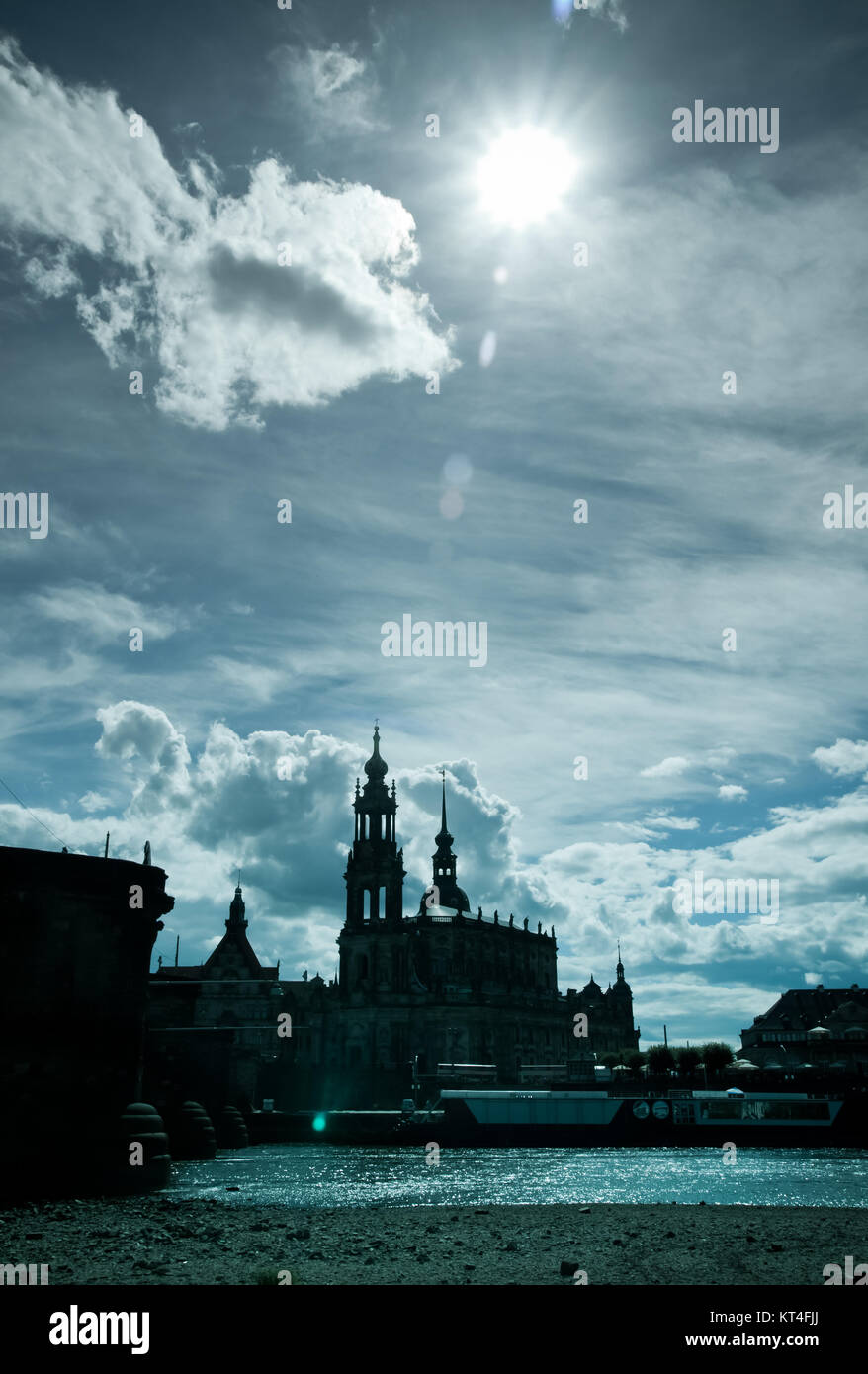 La vieille ville de Dresde, dans counterlight avec silhouettes d'église Hofkirche et Residenzschloss Banque D'Images