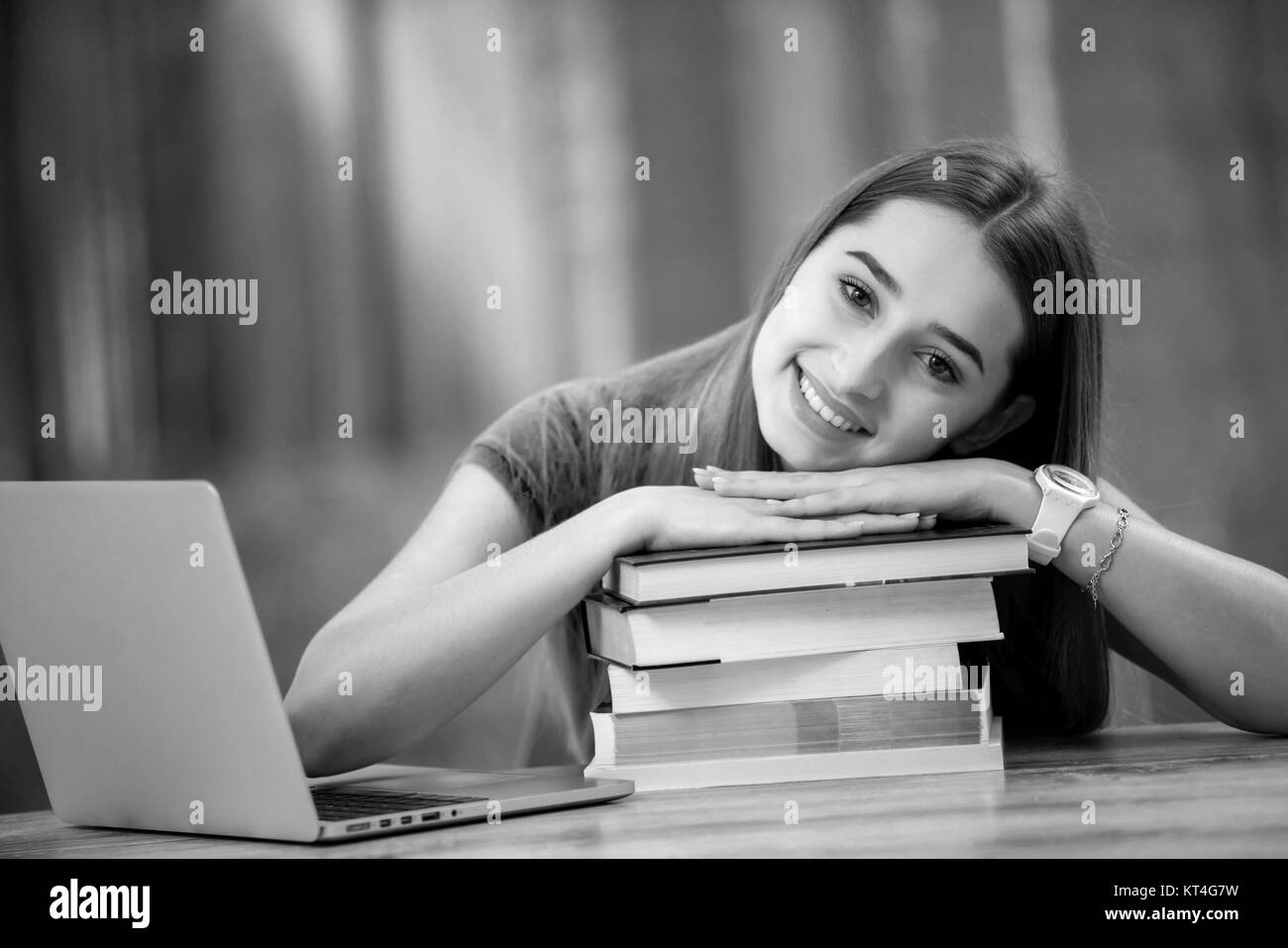 Jeune femme à l'aide d'un ordinateur portable et téléphone intelligent. Belle étudiante girl working on laptop et étudier Banque D'Images