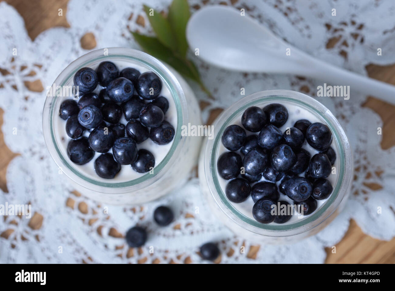 Petit-déjeuner sain ou collation du matin avec chia seeds pouding à la vanille et bleuet. La nourriture végétarienne, concept de l'alimentation et de la santé Banque D'Images