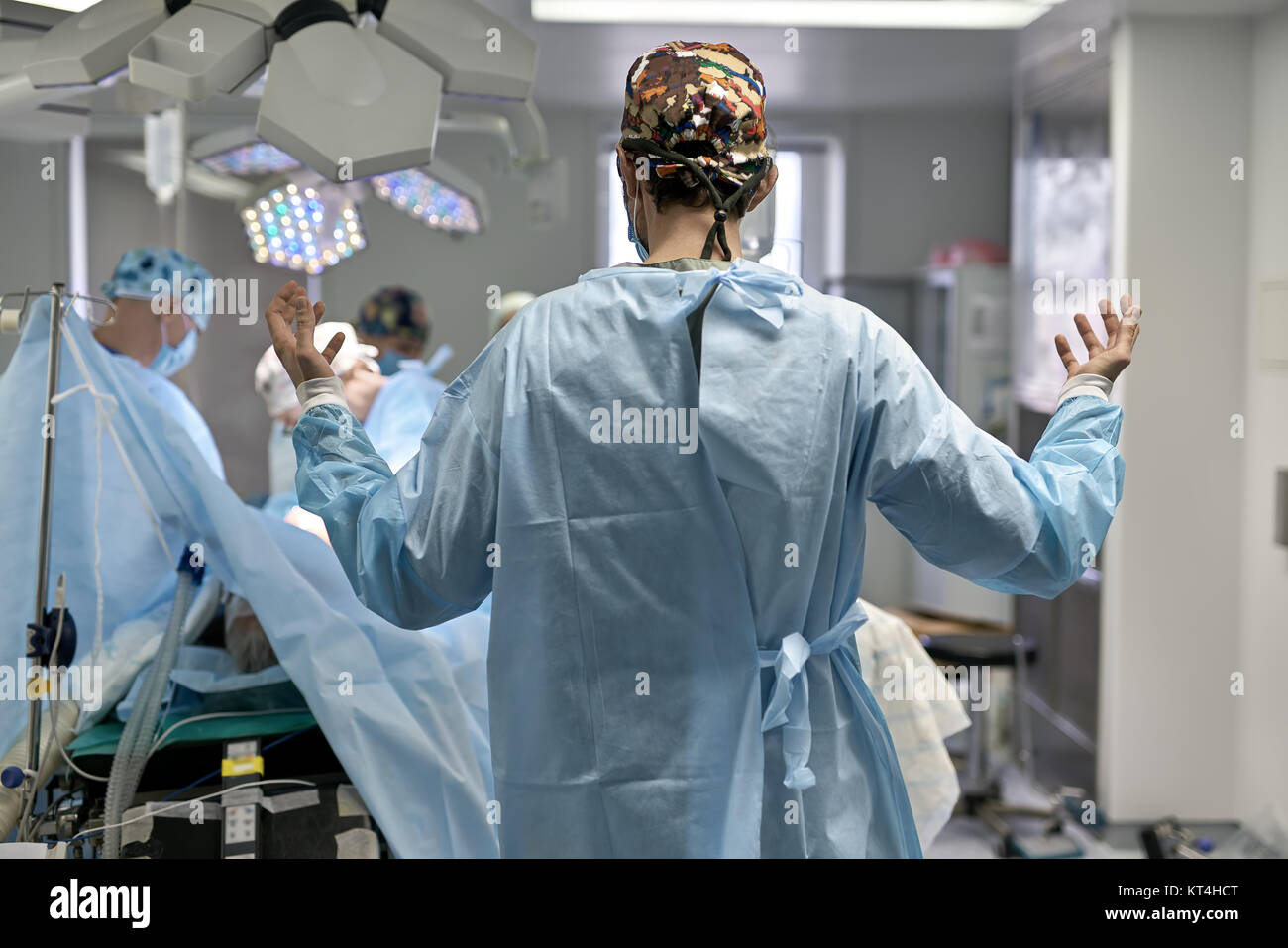 Les médecins en salle d'opération Banque D'Images