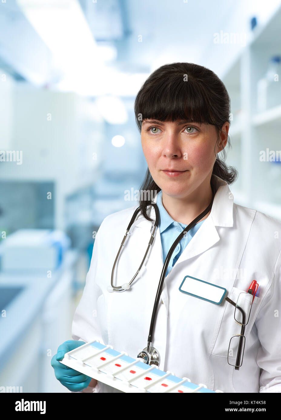 Femme médecin, medtech ou un scientifique médicale en blouse blanche avec un plateau de microscopiques en laboratoire médical ou scientifique. Banque D'Images
