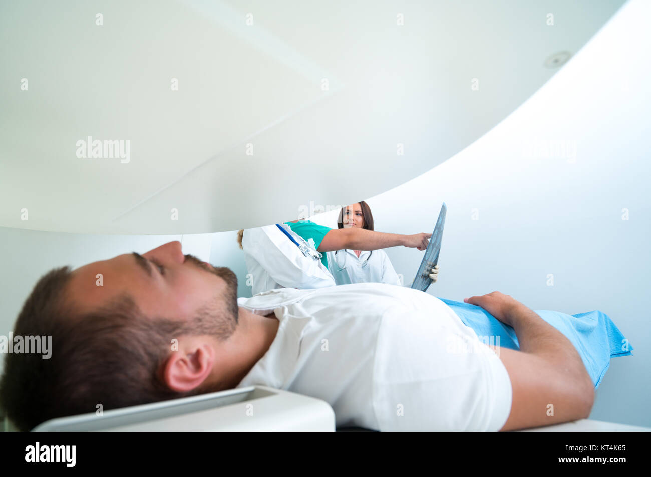 Agréable confiant médecin travaillant pour les résultats de l'analyse de l'IRM Banque D'Images