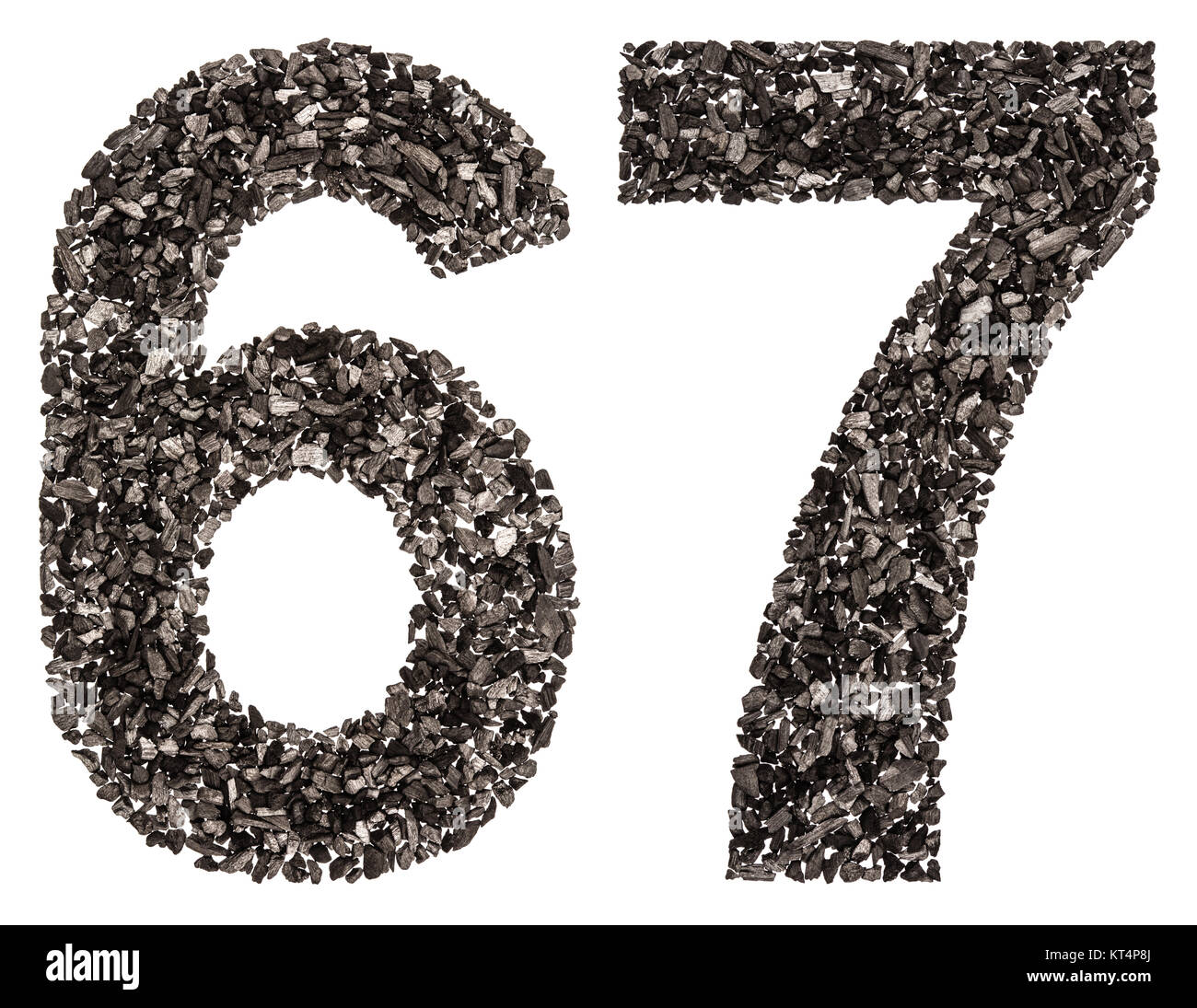 Chiffre arabe 67, soixante-sept, d'un noir charbon naturel, isolé sur fond blanc Banque D'Images