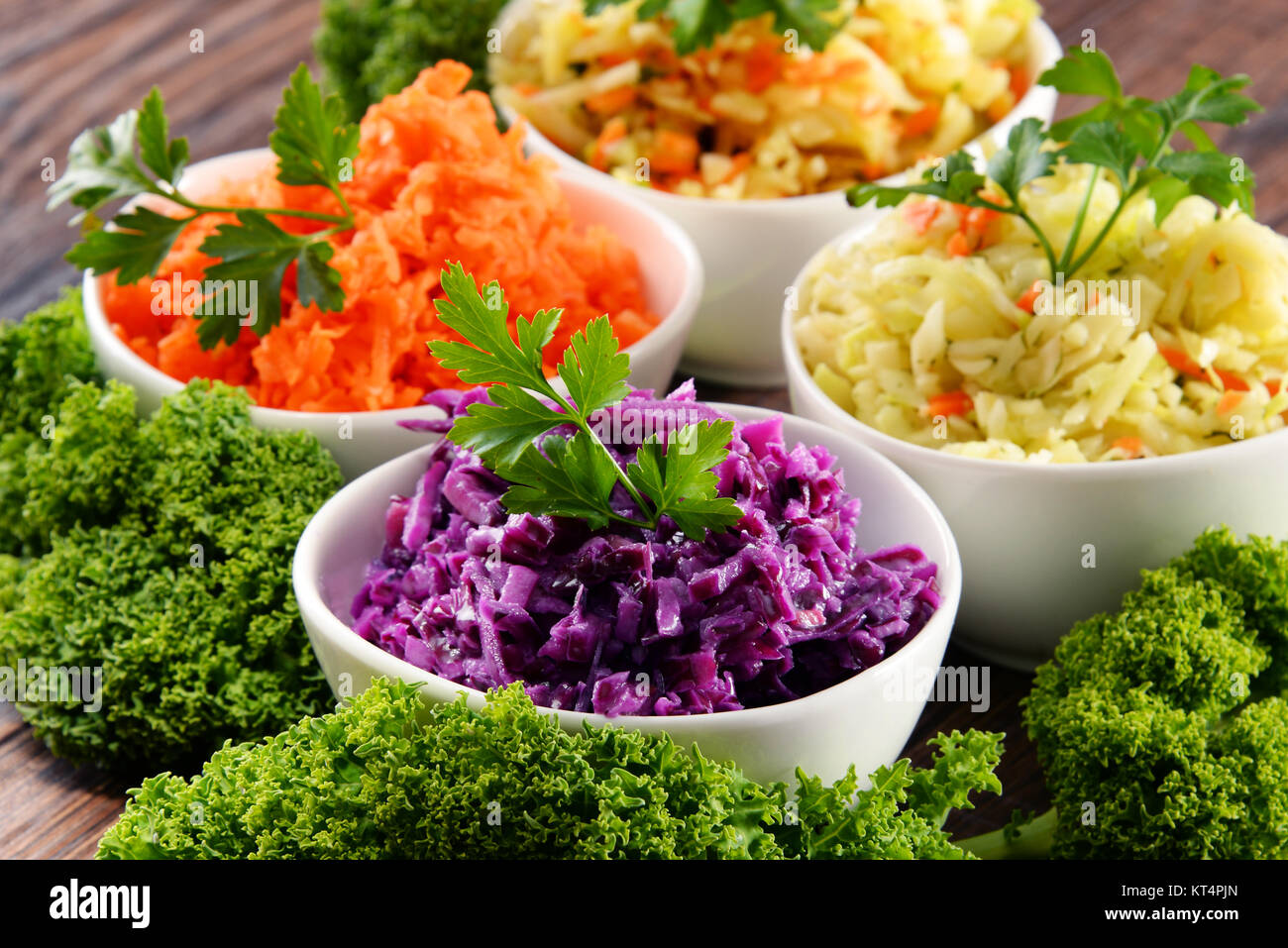 La composition avec quatre bols à salades de légumes sur la table en bois Banque D'Images