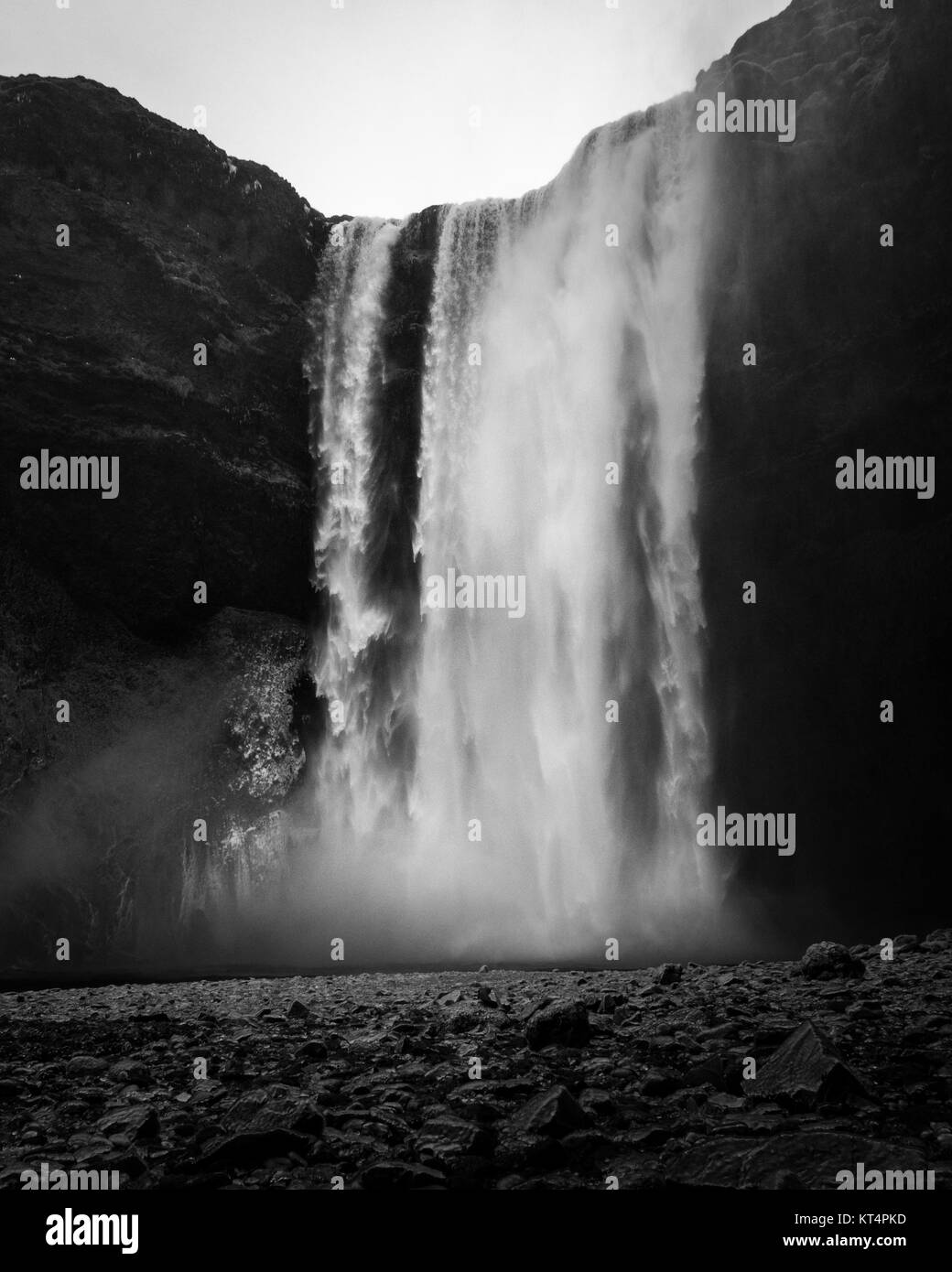 À Skogafoss Thundering Waters emblématique cascade le long de la côte sud de l'Islande en noir et blanc Banque D'Images