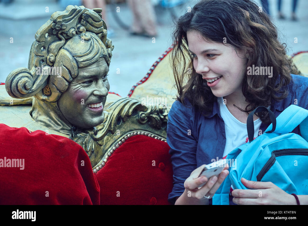 Bucarest, Roumanie - 29 mai 2014 : l'Homme agissant en tant qu'ornement de table Baroque a une joyeuse conversation avec une jeune femme alors qu'il exécute le canapé show. Banque D'Images