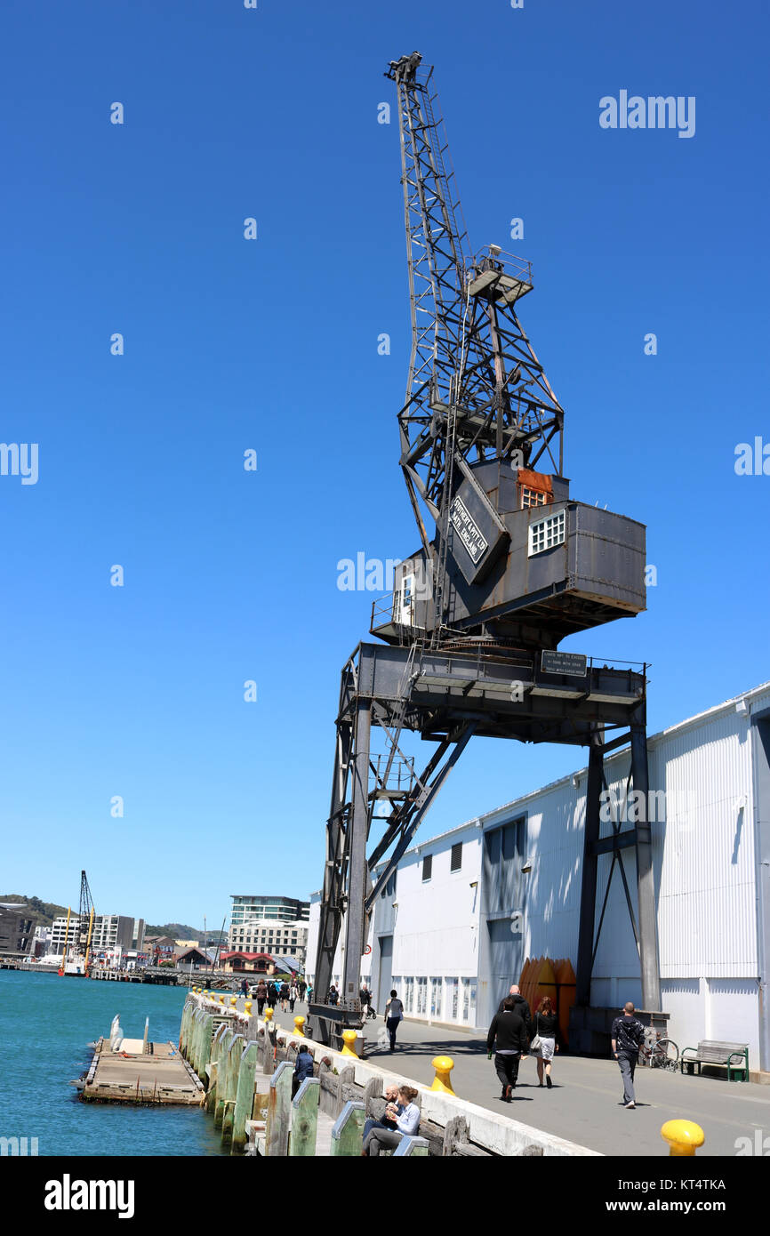 Grue à flèche relevable niveau faites par Stothert et Pitt Ltée (Bath, Angleterre), Queens Wharf, port de Wellington, Wellington, Nouvelle-Zélande. Banque D'Images
