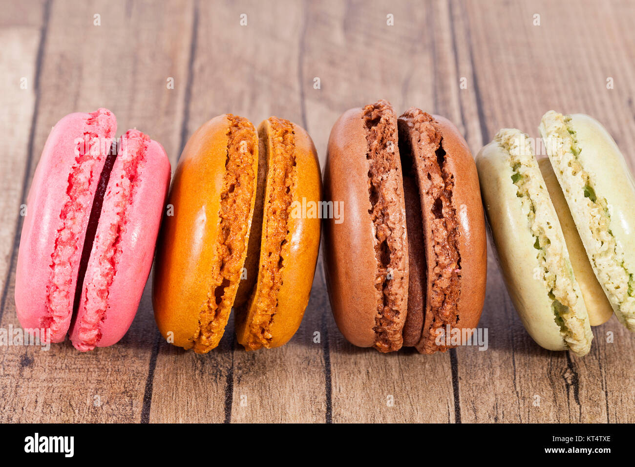 Cookies colorés isolé sur le macaron de planche en bois Banque D'Images