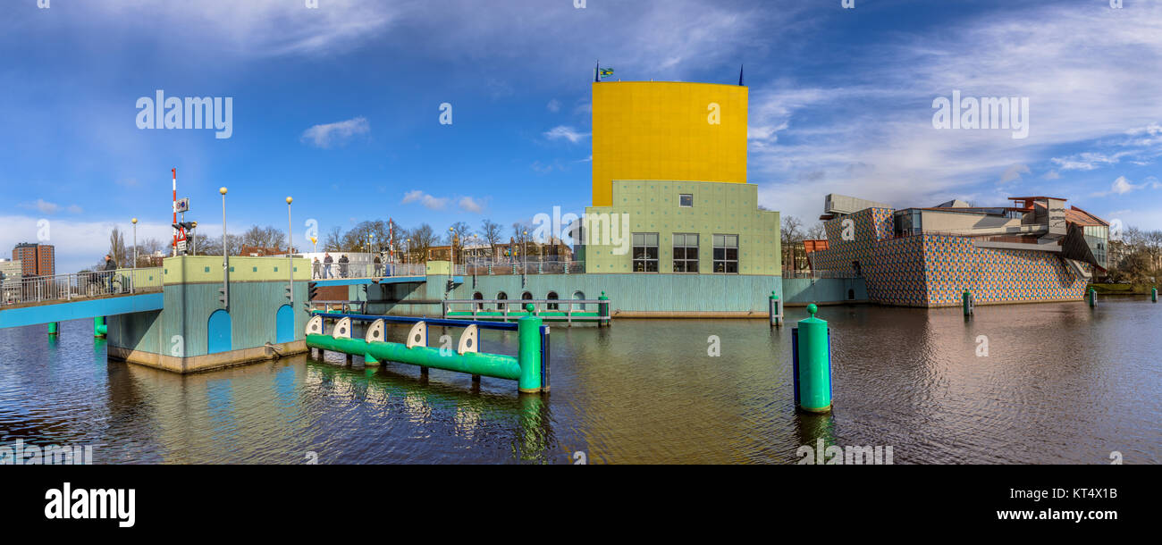 Groningen Museum bridge panorama grand angle aux beaux jours du printemps en haute résolution Banque D'Images