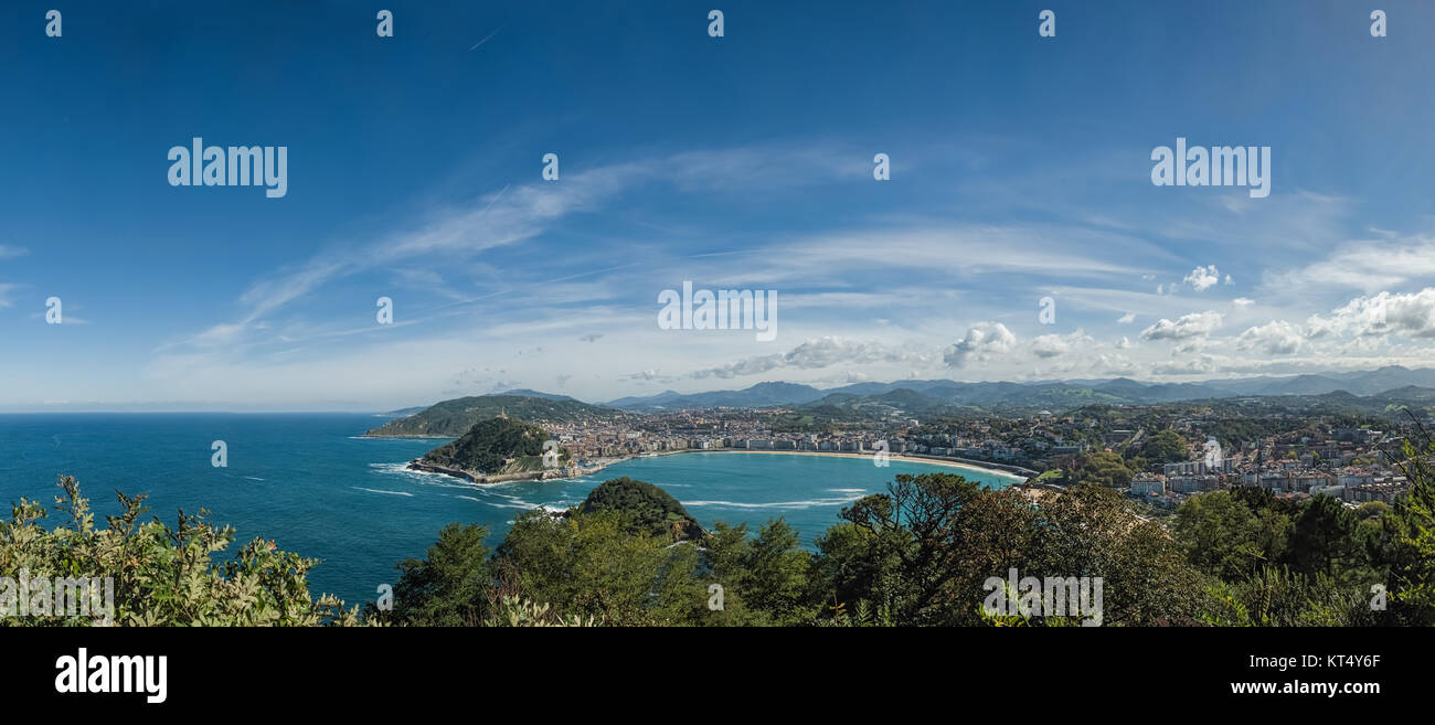 Vue panoramique d'une ville dans une baie magnifique avec des îles et de vertes collines sous un ciel bleu avec quelques nuages blancs Banque D'Images