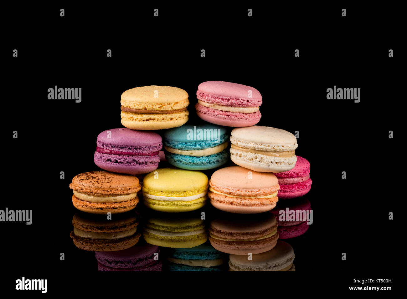 Macaron coloré sur fond noir Banque D'Images