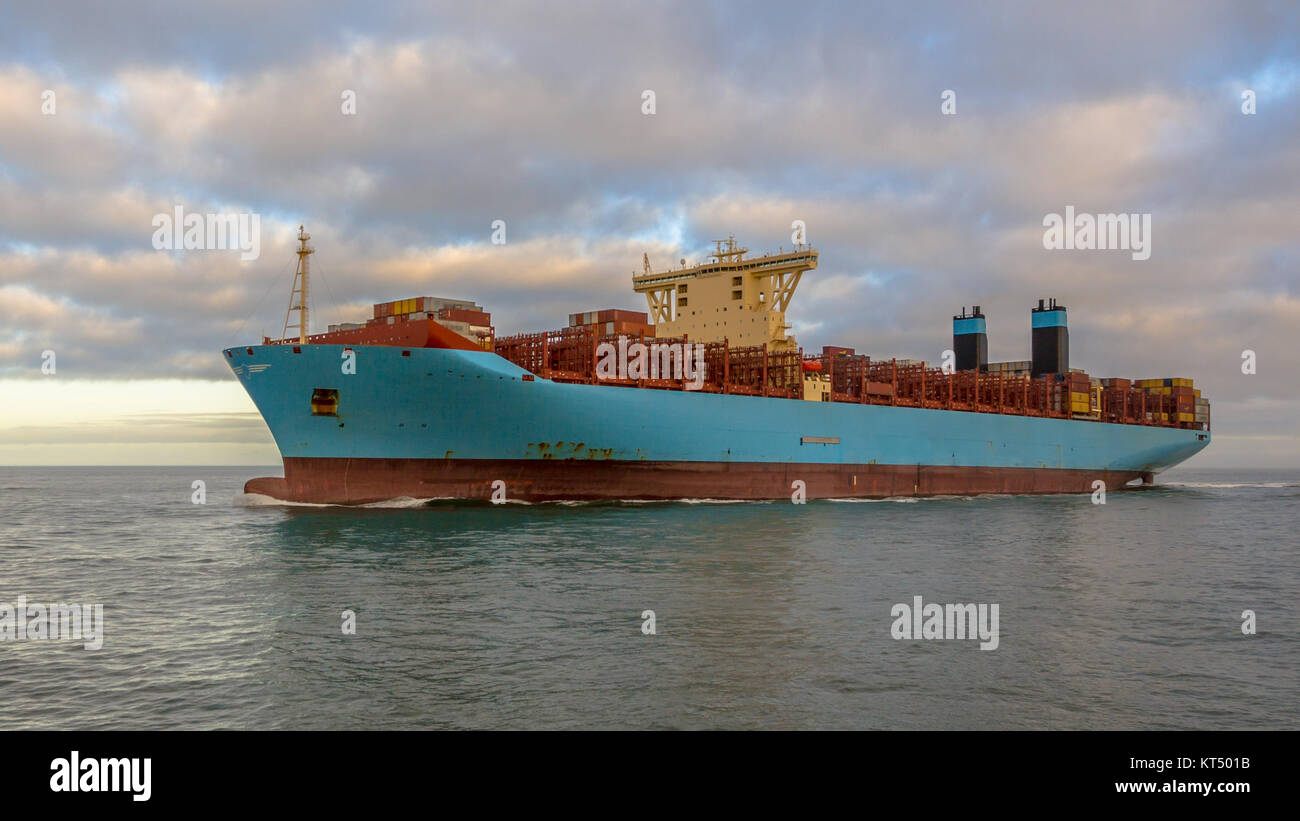 Porte-conteneurs géants de la voile sur la mer du Nord de la Chine vers l'Allemagne vu de côté Banque D'Images