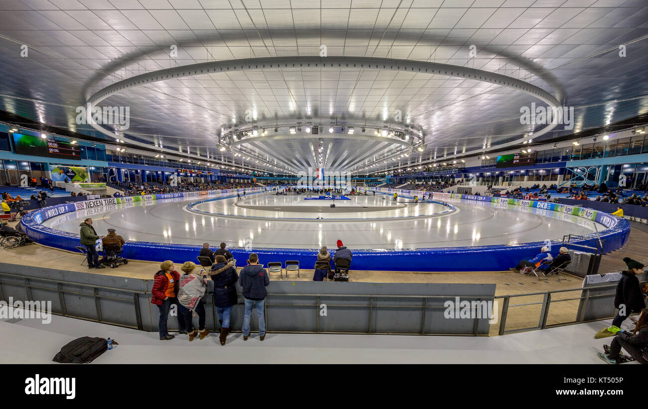 HEERENVEEN, Pays-Bas - le 9 décembre 2016 : les spectateurs dans le stade de glace à l'intérieur récemment rénové au cours du concours de patinage de vitesse. Banque D'Images
