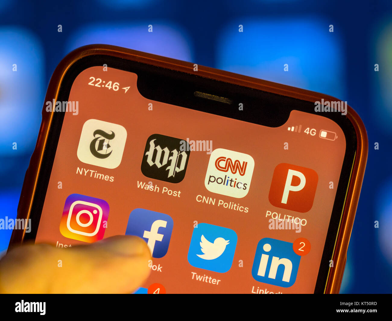 NEW YORK, USA - 7 NOVEMBRE 2017 : Actualités agence app icônes sur nouveau smartphone afficher close-up autour d'autres applications iphone médias sociaux Banque D'Images