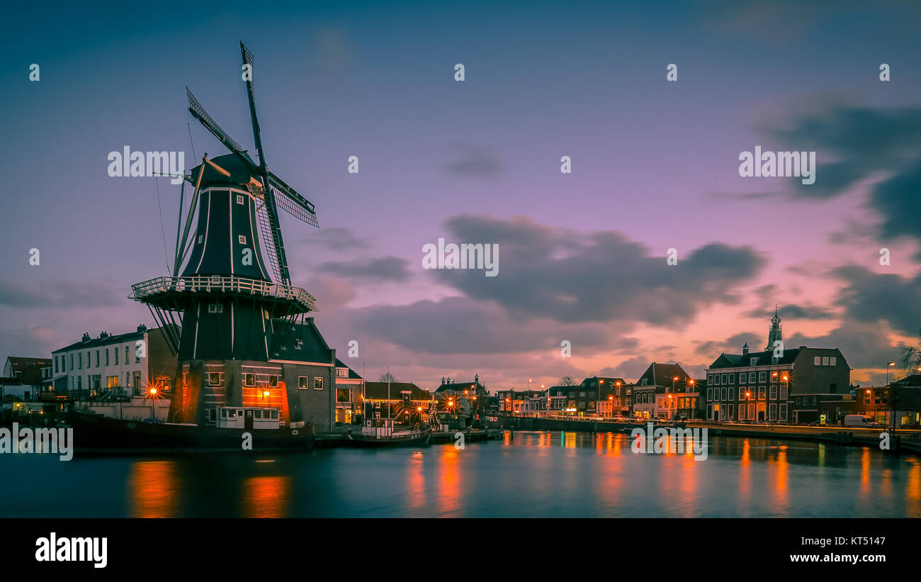 Moulin historique dans le vieux centre-ville de Haarlem, aux Pays-Bas. Dans look rétro Banque D'Images