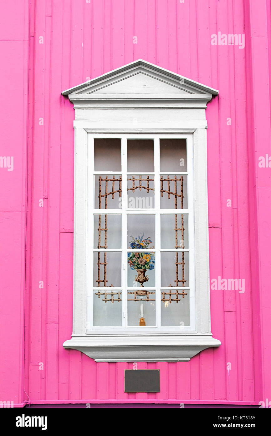 Mur rideau de fenêtre rose blanc vase bougeoir Banque D'Images