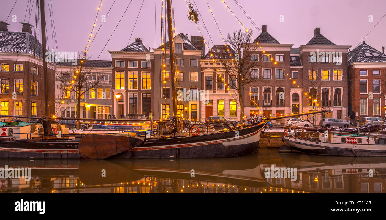 Bâtiments historiques sur Hoge der Aa Quay avec les navires dans le centre-ville de Groningen, Pays-Bas, au coucher du soleil Banque D'Images