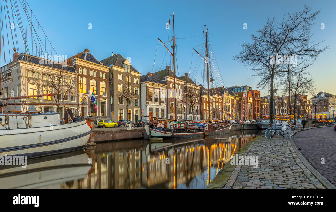 Bâtiments historiques sur Hoge der Aa Quay avec navire au centre-ville de Groningue, Pays-Bas, au coucher du soleil Banque D'Images