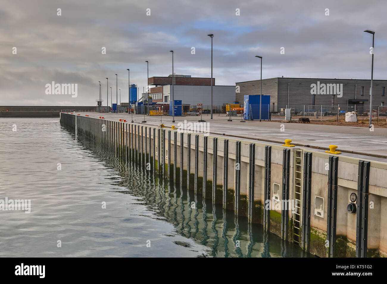 Tout nouveau quai en béton du port maritime avec des entrepôts et de l'eau reflet Banque D'Images