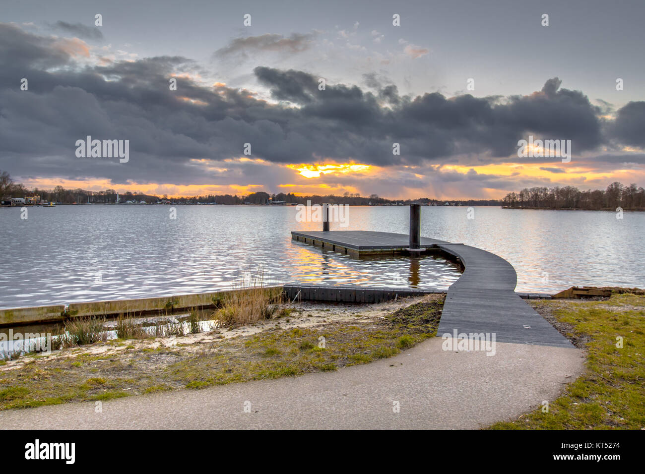 Jetée flottante au coucher du soleil sur les rives du lac Paterswoldsemeer aux Pays-Bas Banque D'Images