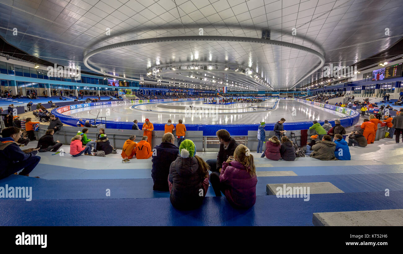 HEERENVEEN, Pays-Bas - le 9 décembre 2016 : les spectateurs dans le stade de glace récemment rénové au cours de patinage de vitesse international concours. Banque D'Images