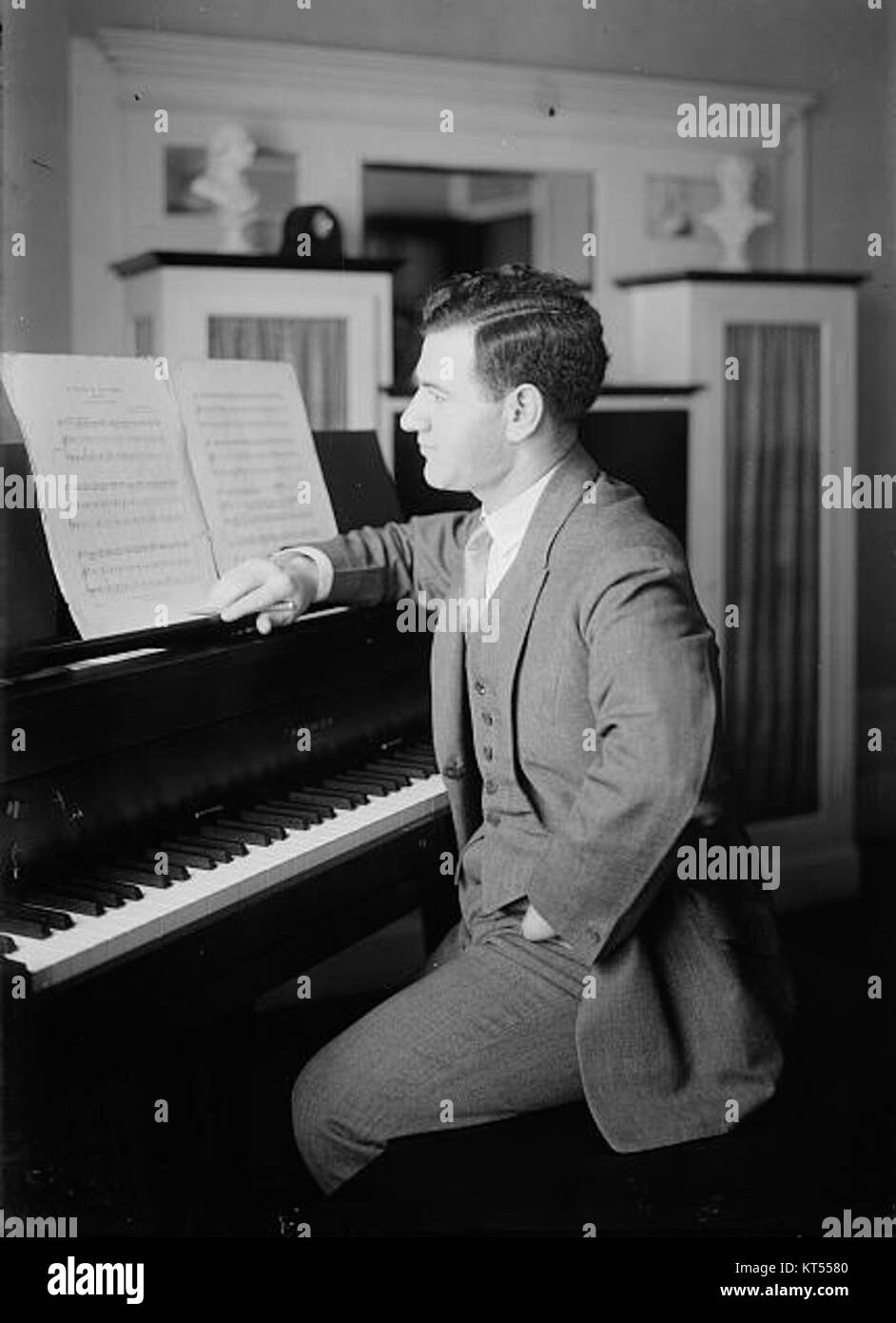 Mischa Mischakoff était un violoniste renommé, connu pour son expertise et ses contributions à la musique classique. Ses performances et ses enregistrements ont laissé un impact significatif sur le monde de la musique. Banque D'Images