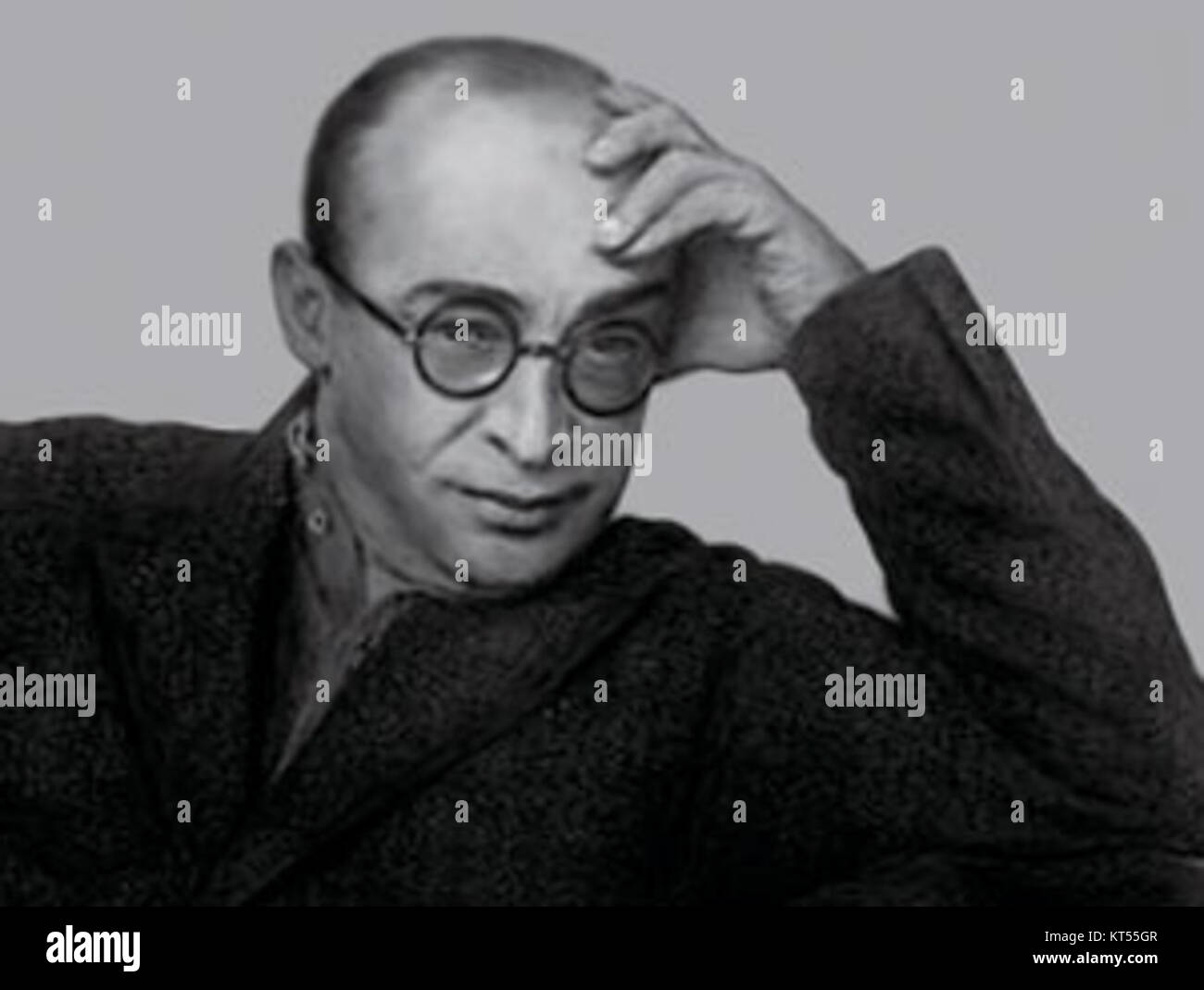 Moisei Ginzbourg était un architecte et théoricien soviétique de premier plan, surtout connu pour ses contributions au constructivisme. Son travail s'est concentré sur des conceptions architecturales fonctionnelles et innovantes, reflétant les idéaux sociaux et politiques du début de l'Union soviétique. Le travail de Ginzburg continue d’être étudié pour son approche avant-gardiste et l’accent mis sur la praticité et l’utilité dans l’architecture moderne. Banque D'Images
