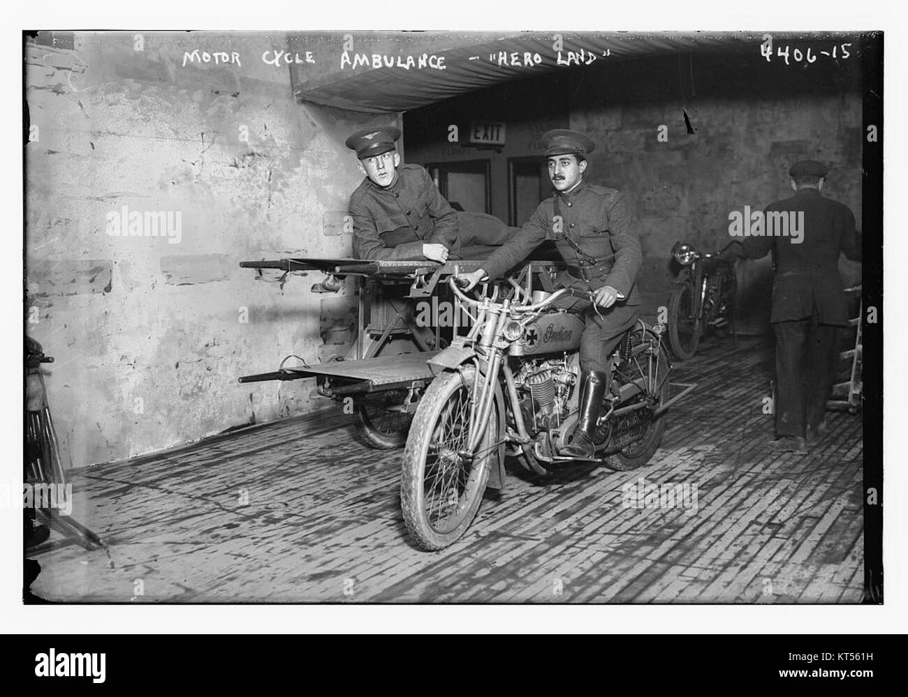 L'ambulance à moto de Hero Land démontre les innovations du début du XXe siècle dans le transport médical d'urgence. Il reflète l'utilisation pratique des motos pour l'intervention médicale à cette époque. Banque D'Images