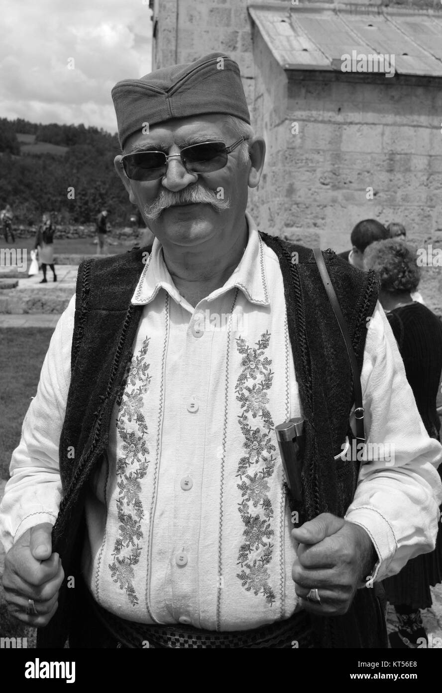 Grand-père en costume national serbe Banque D'Images