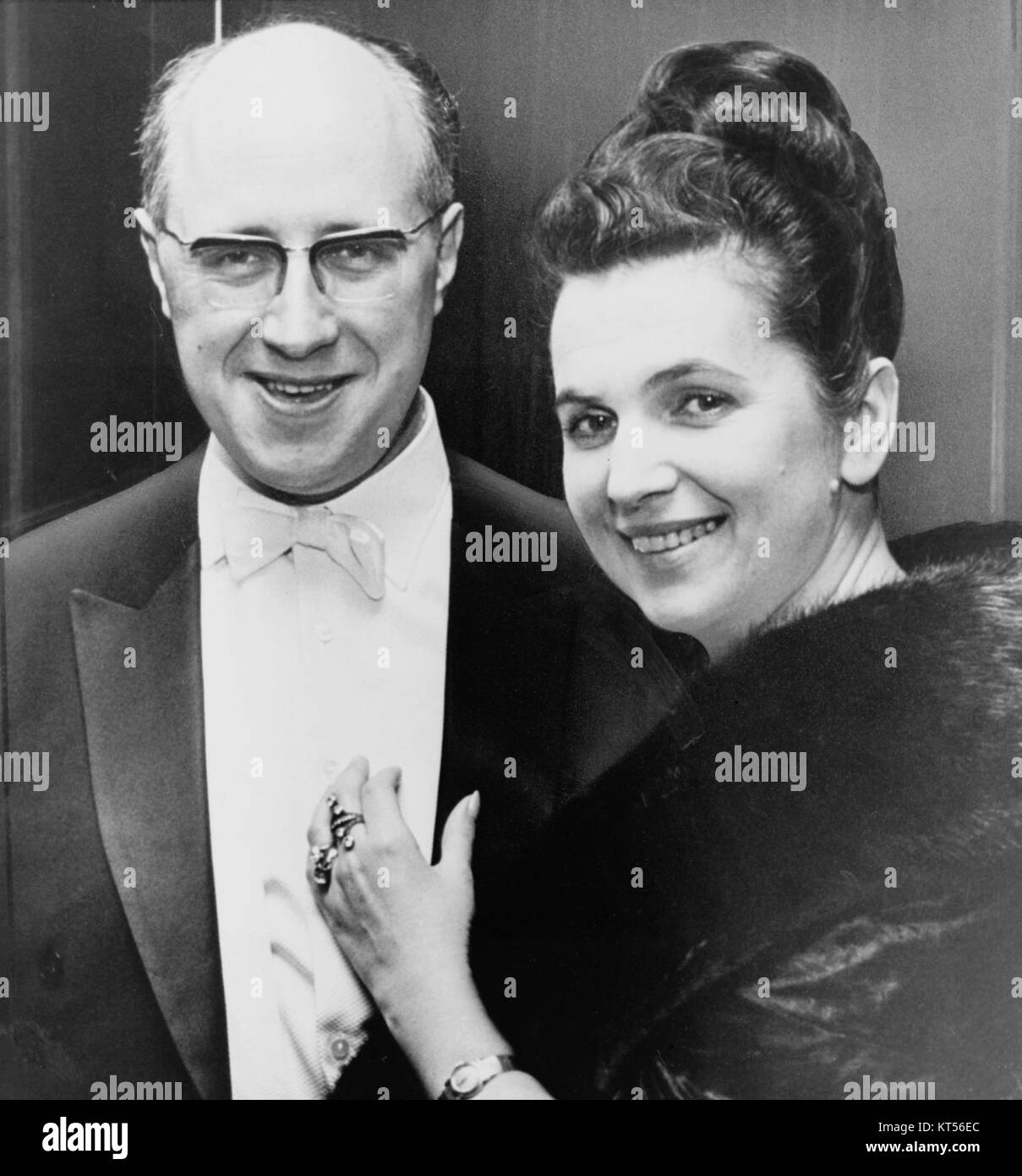 Une image recadrée de Mstislav Rostropovitch et Galina Vishnevskaya, deux célèbres musiciens russes connus pour leur contribution à la musique classique. La photographie les capture lors d'un événement ou d'une performance, mettant en valeur leur importance dans le monde de la musique classique. Banque D'Images