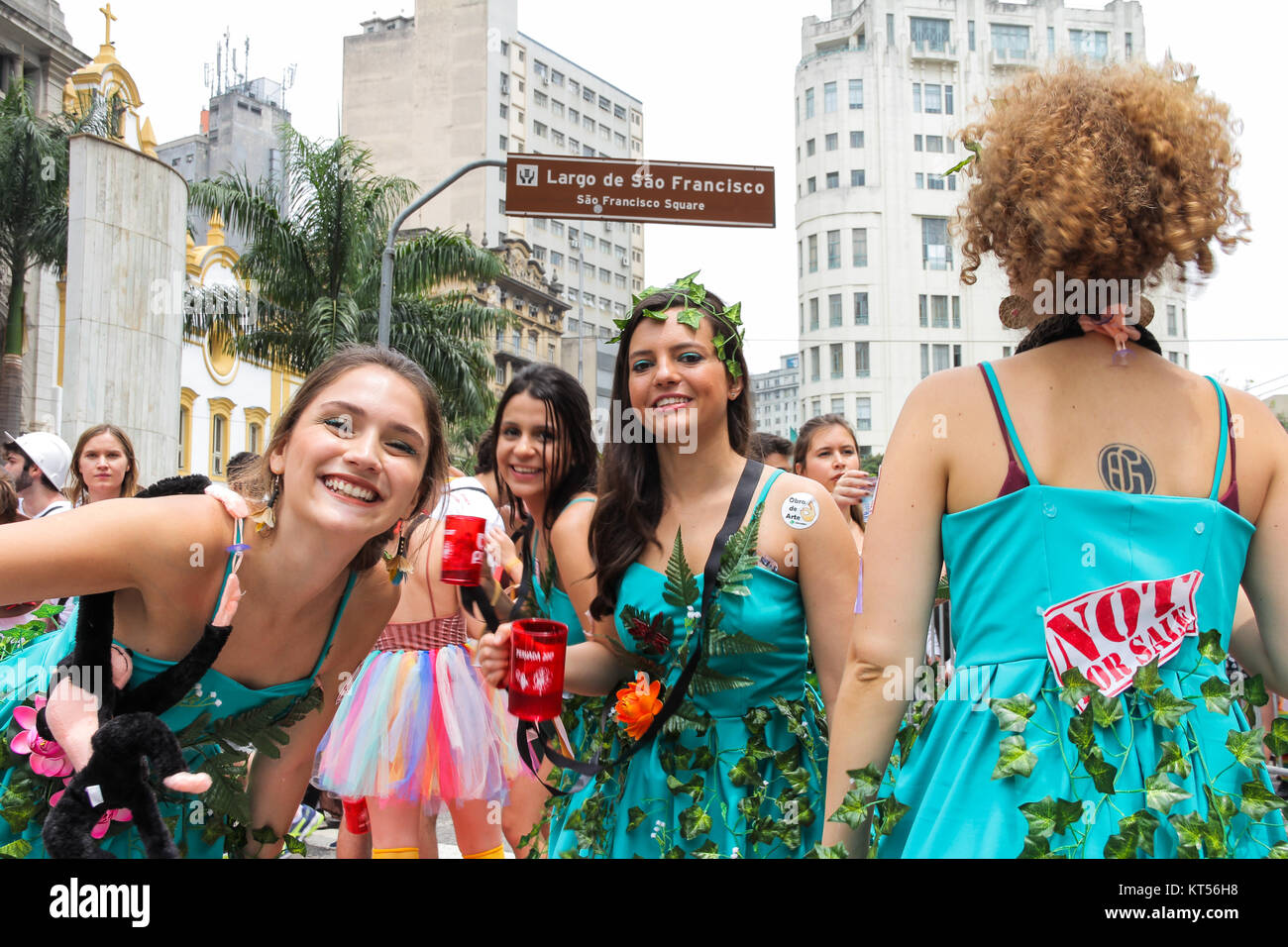 Sao Paulo, Brésil - 20 octobre, 2017. Connu comme Peruada, c'est la traditionnelle fête de rue organisé par l'École de droit de l'USP dans le centre-ville. Les femmes sont en costume Banque D'Images