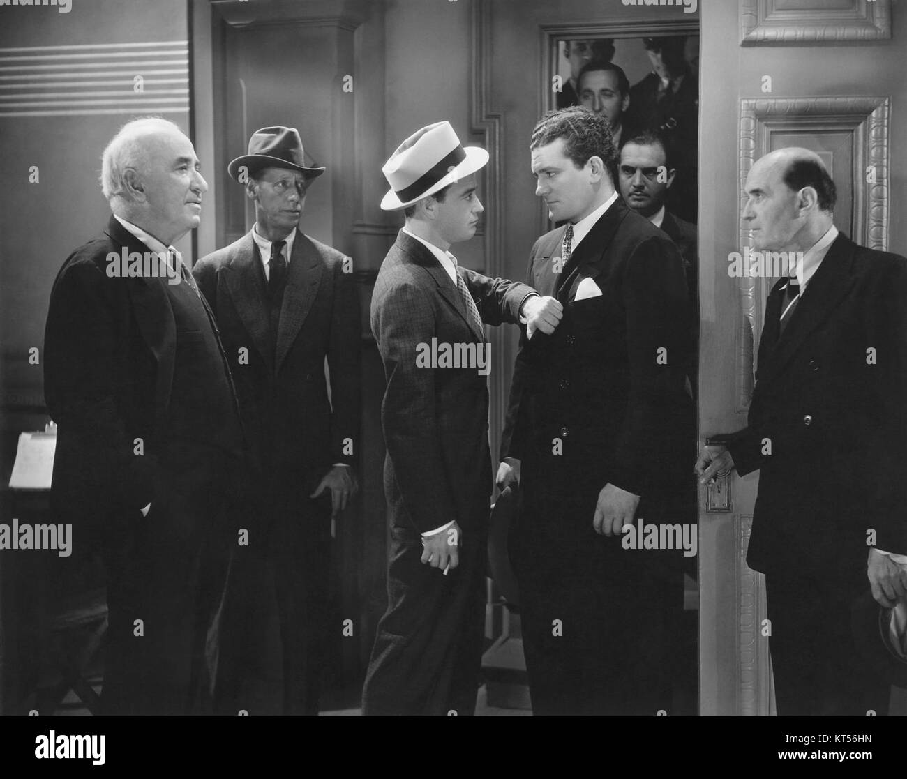 *Murder with Pictures* (1936) est un film criminel présentant une histoire de mystère et de suspense. La photo du film met en valeur les moments clés de suspense typiques du genre cinématographique. Banque D'Images