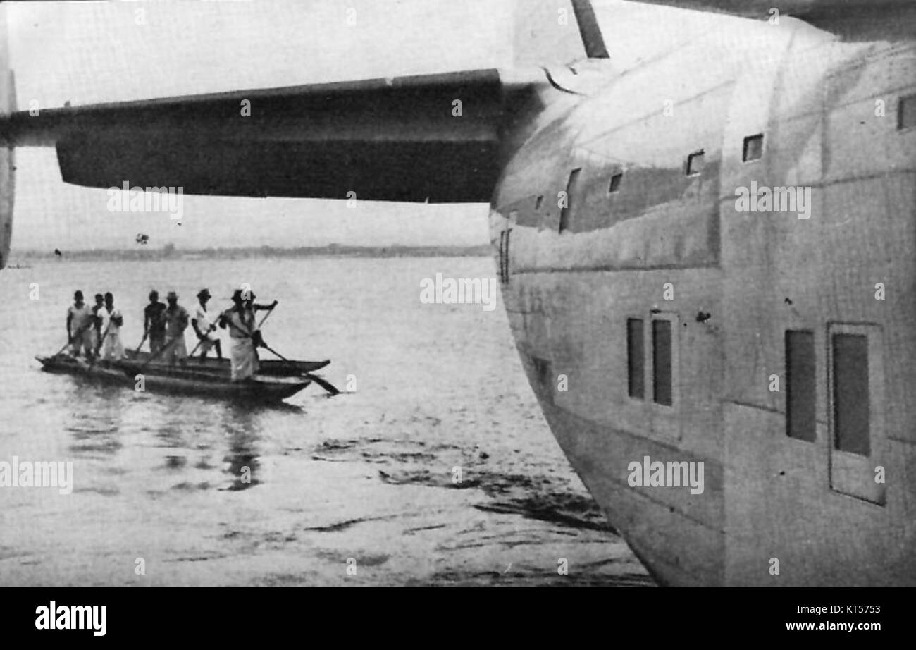 Un canot indigène et un hydravion sur le fleuve Congo au Congo belge représentent deux modes de transport qui ont été utilisés dans la région pendant l'époque coloniale. Le canot était un navire traditionnel indigène, tandis que l'hydravion représentait la technologie moderne introduite par les colonisateurs. Banque D'Images