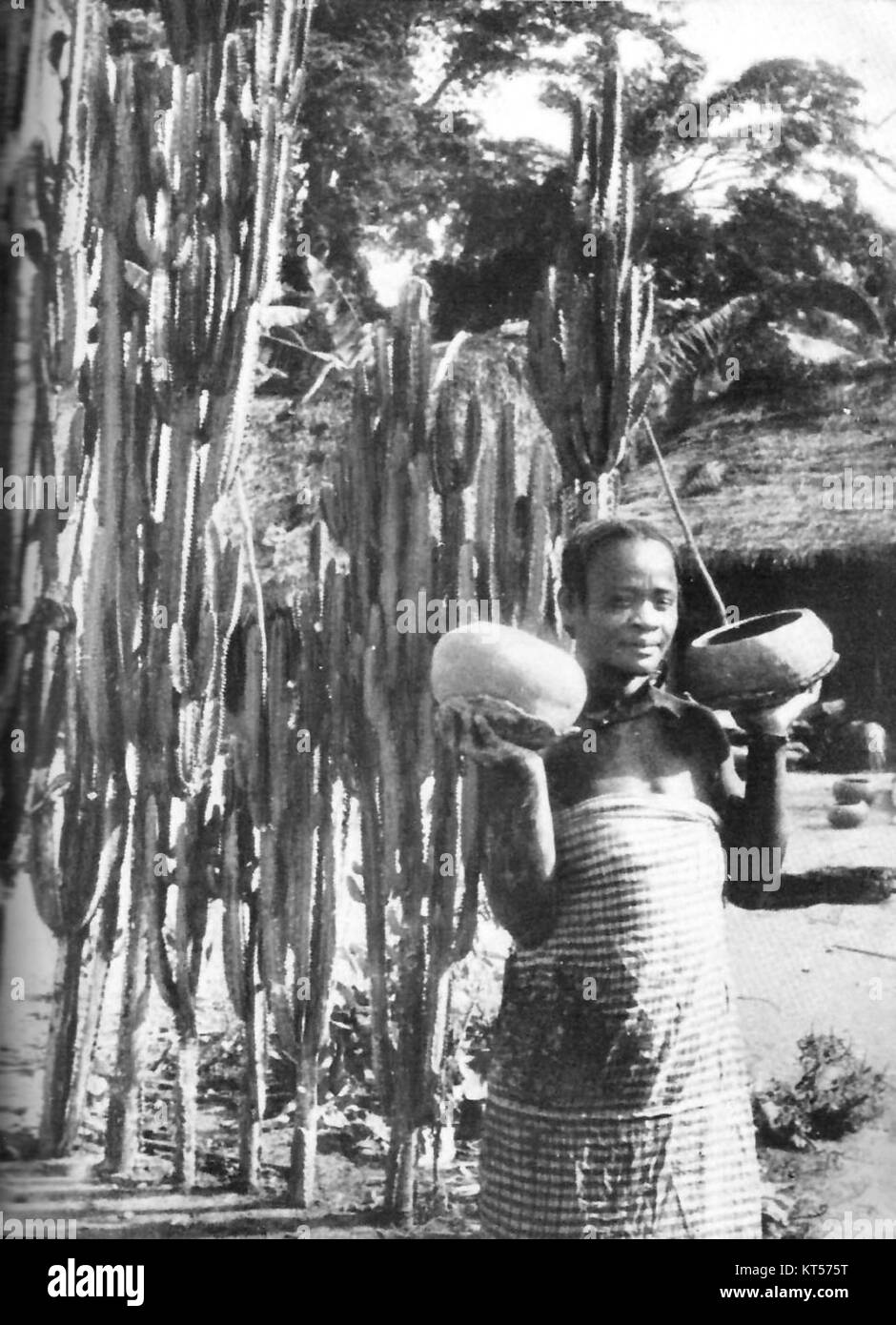 Un ouvrier de poterie originaire de Yamhuya au Congo belge est représenté sur cette photographie. L'image donne un aperçu du savoir-faire artisanal des artisans locaux et de leurs techniques traditionnelles de fabrication de poterie en Afrique centrale à l'époque coloniale. Banque D'Images