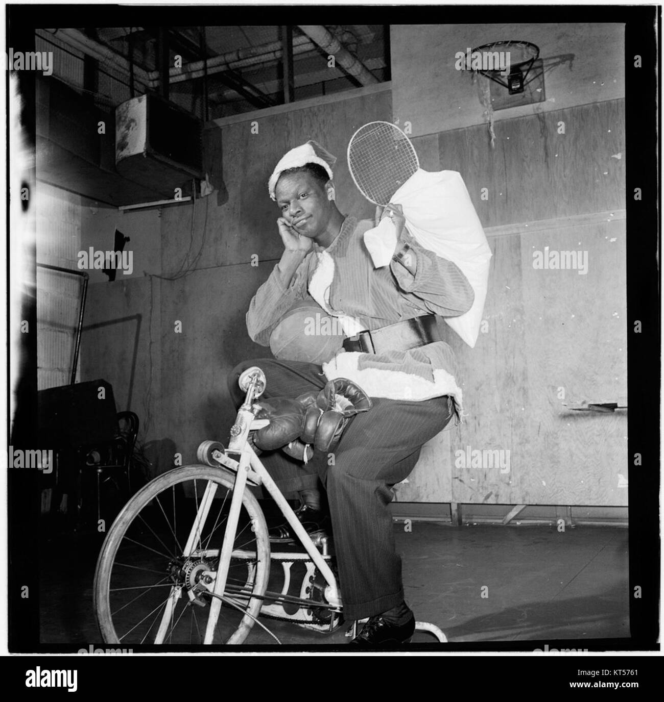 La photographie intitulée 'Nat King Cole, Between 1938 and 1948' de William P. Gottlieb capture l'emblématique musicien de jazz Nat King Cole dans ses premières années. L'image reflète le style et l'énergie de la scène musicale pendant cette période. Banque D'Images
