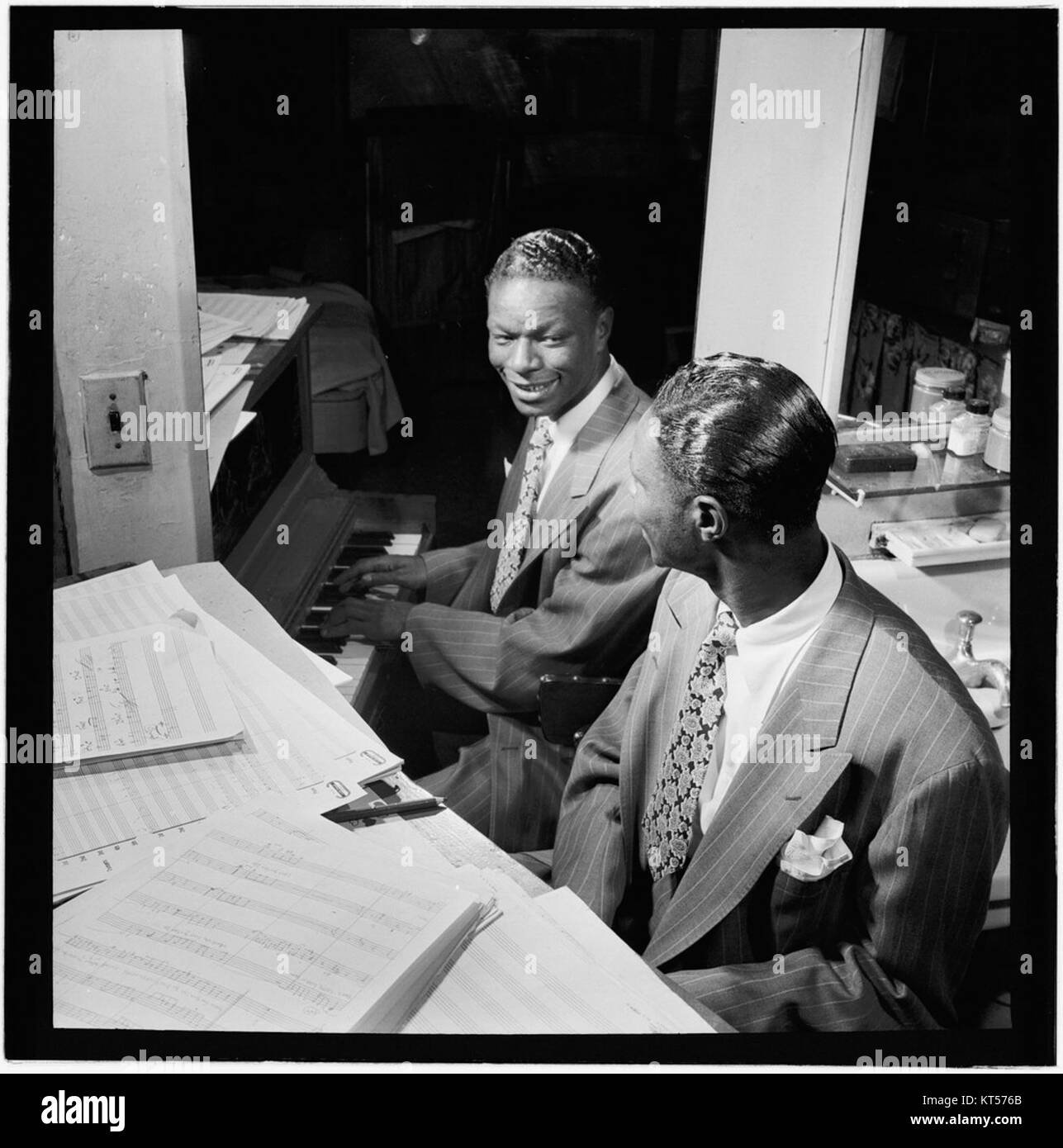 Photographie de Nat King Cole prise à New York vers juin 1947 par William P. Gottlieb. L'image capture le musicien de jazz influent pendant une période importante de sa carrière. Banque D'Images
