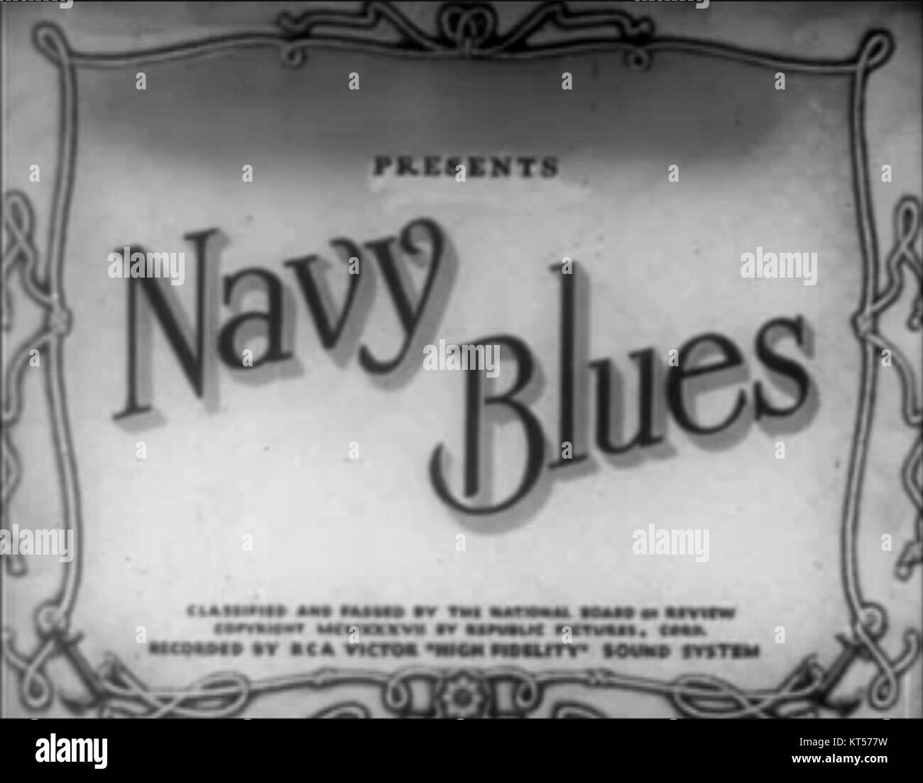 Navy Blues 1937 carte-titre fait référence à la carte d'ouverture du film Navy Blues de 1937. Cette carte-titre présente le nom du filmâ€™s et sert de première introduction visuelle au film, établissant l'identité et le cadre du filmâ€™s. Navy Blues est un film de comédie de la fin des années 1930, mettant en vedette des thèmes militaires et navals. Banque D'Images