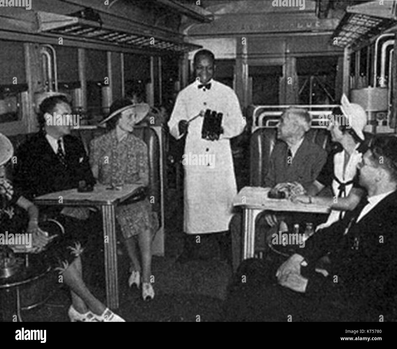 Les NBC Chimes ont été utilisés à bord des trains de Baltimore et Ohio en 1938 pour signaler les arrivées et les départs des gares. Les carillons, qui font partie du paysage sonore historique du chemin de fer, sont une caractéristique importante du voyage en train à cette époque. Banque D'Images