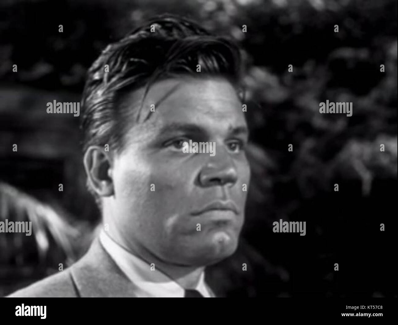 Neville Brand joue dans le film de 1952 'Kansas City Confidential', un classique du film noir. Son rôle en tant que personnage clé ajoute à l'atmosphère gracieuse et suspensive du film. Banque D'Images
