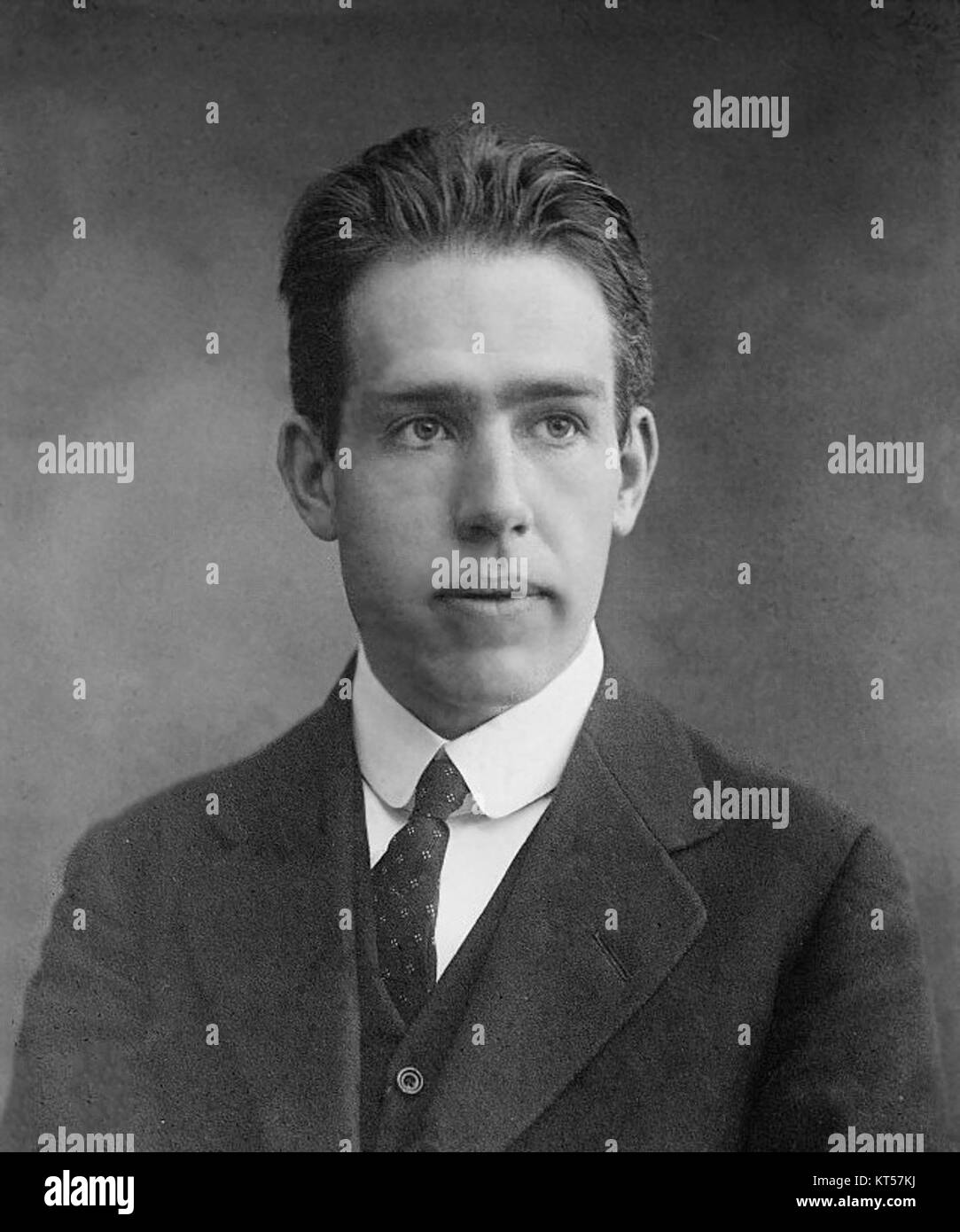 Cette image montre Niels Bohr, un physicien renommé connu pour ses contributions au développement de la théorie atomique et de la mécanique quantique. La date exacte de cette image n'est pas vérifiée, mais elle reflète son impact historique sur la science moderne. Banque D'Images