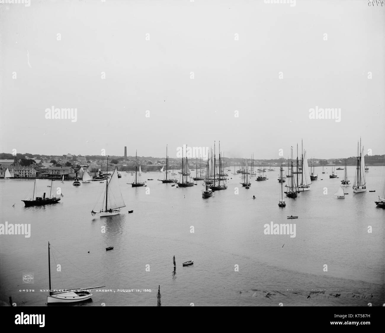 La flotte du NYYC (New York Yacht Club) à Newport est réputée pour son rôle dans l'histoire de la voile américaine, présentant certains des meilleurs yachts et compétitions de voile dans le port de Newport. Banque D'Images