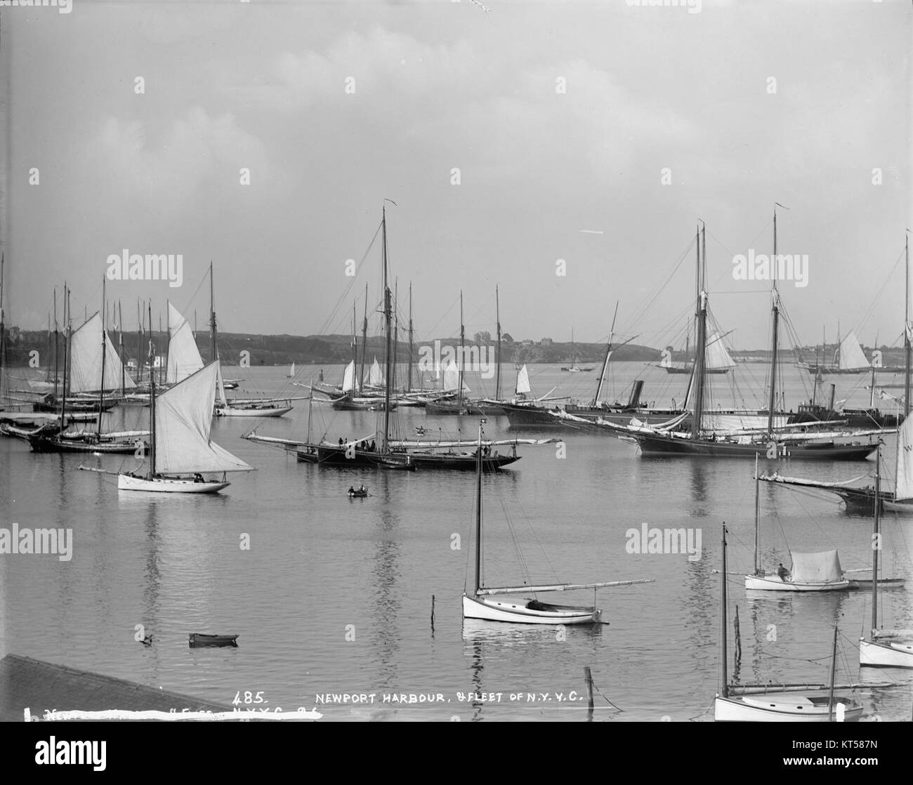La flotte du New York Yacht Club (NYYC) à Newport, Rhode Island, est un spectacle emblématique de l'histoire de la voile. La flotte se compose d'une gamme de yachts prestigieux, mettant en valeur la longue tradition du club en matière de voile de compétition et d'excellence maritime. Banque D'Images