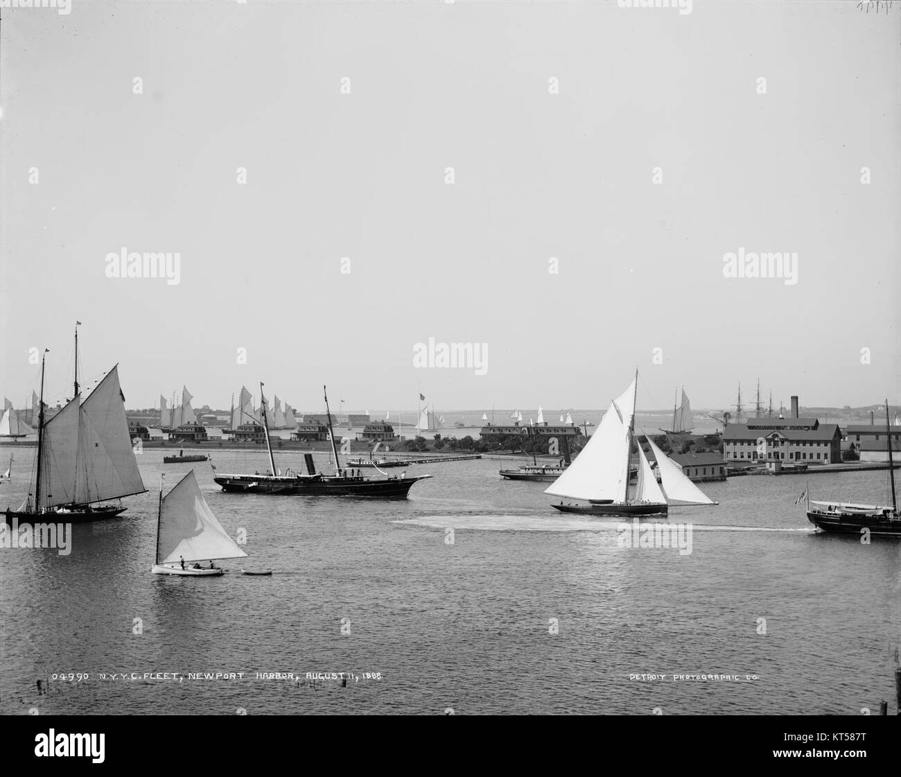 La flotte du New York Yacht Club (NYYC), photographiée à Newport, Rhode Island, met en valeur la riche tradition maritime du club et son rôle prépondérant dans les compétitions de voile et de yachts. Banque D'Images