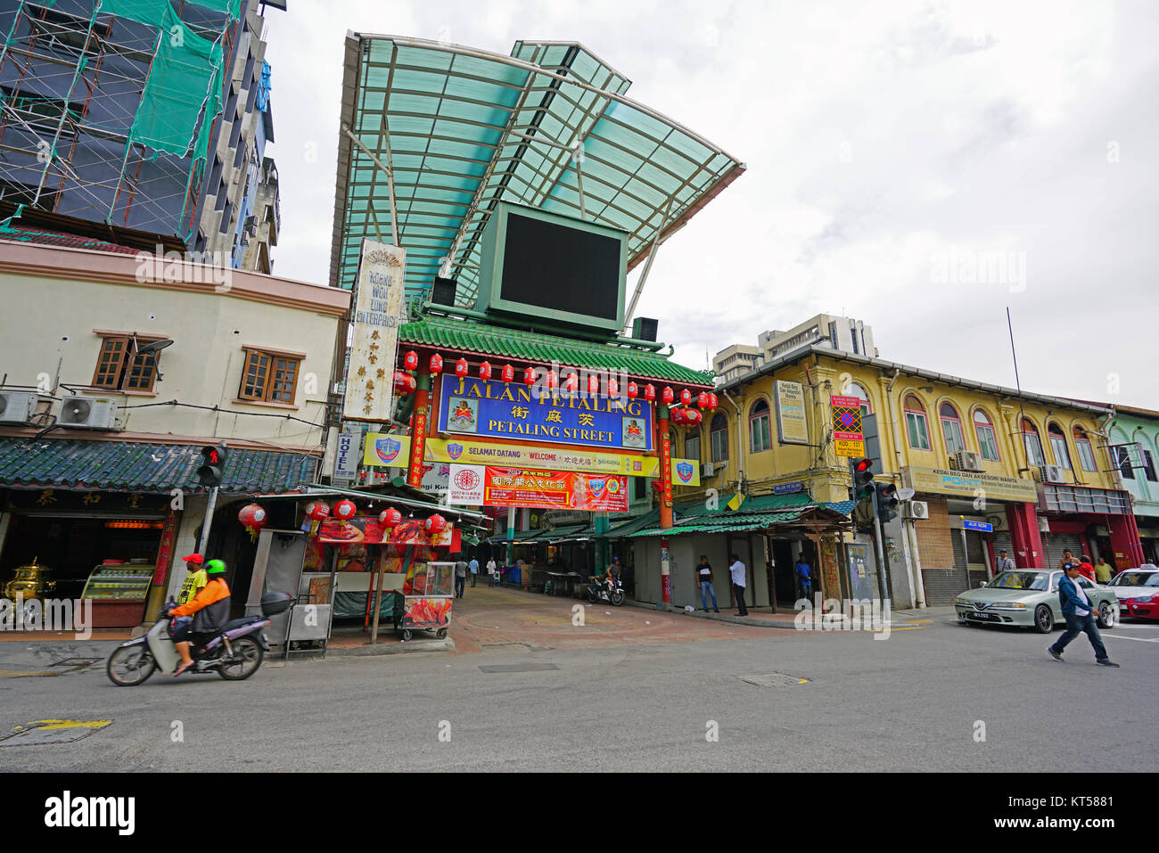 La vue quotidienne de la Chinatown à Kuala Lumpur, Malaisie, autour de Petaling street, une zone piétonne et commerçante avec des marchés de rue Banque D'Images