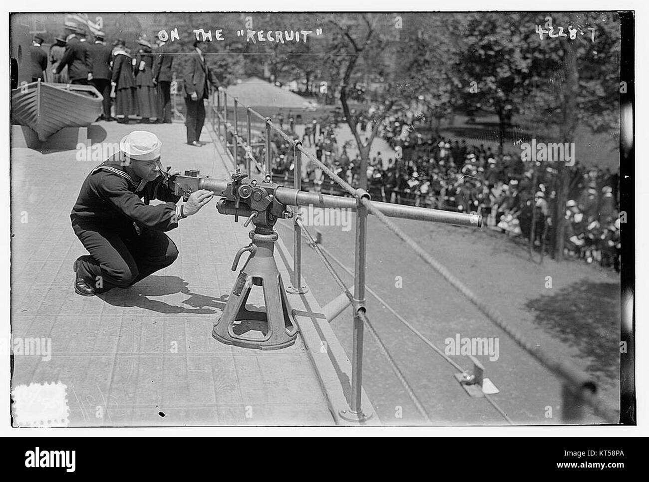 Cette image fait référence au navire « RECRUIT », probablement un vieux navire avec un long historique de service. L’image peut mettre en évidence un moment précis de son service ou des caractéristiques liées à l’histoire maritime. Banque D'Images
