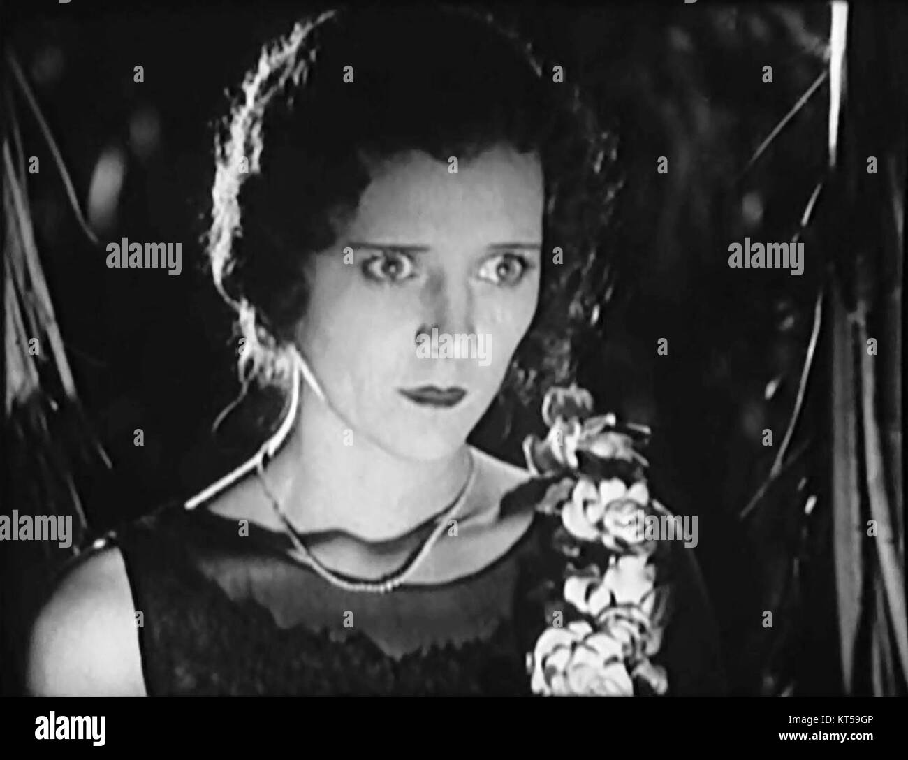 Paradise Island, un film de 1930 mettant en vedette Marceline Day, est un drame romantique se déroulant sur une île tropicale. Il explore les thèmes de l'amour et de l'aventure dans un cadre exotique pendant les premières années de l'âge d'or d'Hollywood. Banque D'Images