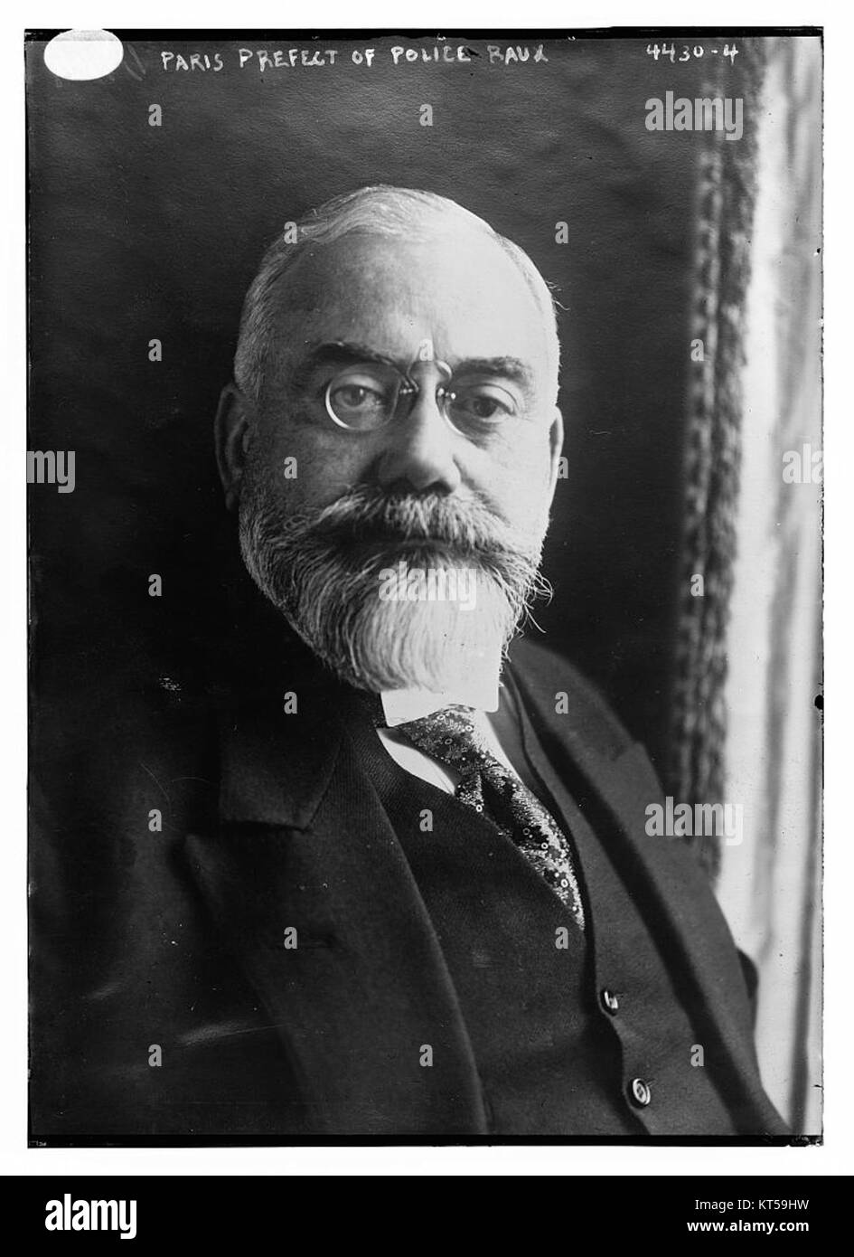 Cette image représente le préfet de police de Paris, les Baux, pendant son mandat. Il représente un moment dans l’histoire administrative et policière de Paris, donnant un aperçu du rôle des préfets de police dans la gouvernance française. Banque D'Images