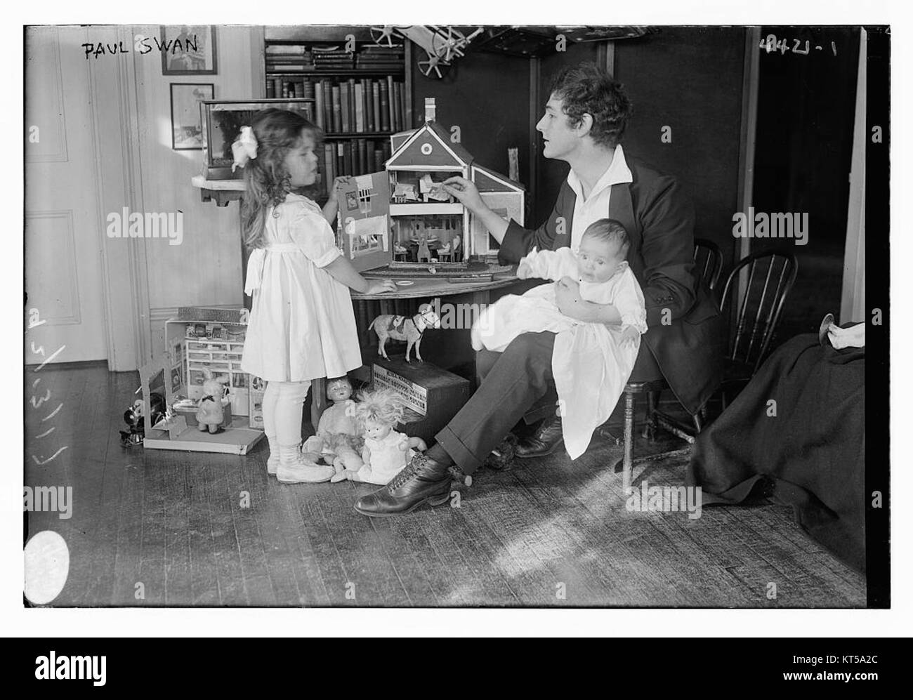 Paul Swan était un acteur et mannequin américain, connu pour son travail du début au milieu du XXe siècle. Sa carrière comprend des représentations théâtrales et des films, ce qui a conduit à sa reconnaissance dans la culture populaire. Banque D'Images