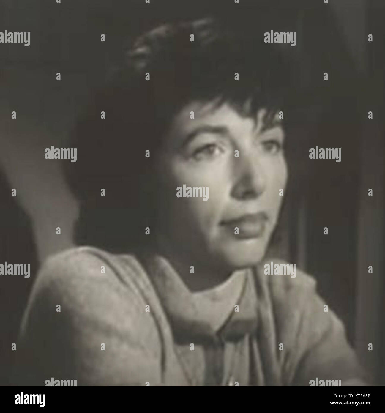 Peggy Webber a joué dans l'épisode de 1953 'The Big Gap' de la série télévisée *Dragnet*. Cet épisode fait partie du célèbre drame procédural policier qui est devenu emblématique de l'histoire de la télévision américaine, mettant en vedette la performance de Webber aux côtés de Jack Webb et le récit de la série axé sur la police. Banque D'Images