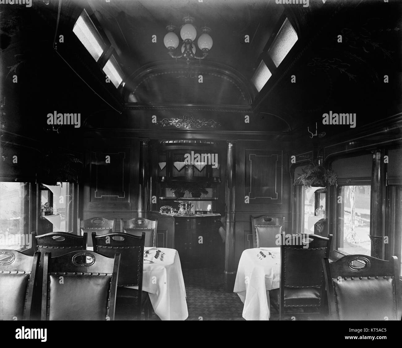 Une image montrant l'intérieur de Pere Marquette Railroad Parailor car No. 25d, mettant en valeur ses sièges vintage et son design. Banque D'Images